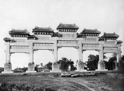 Marmeren poort van de noordelijke ingang van de graven van de Ming-dynastie, Peking, China door French Photographer